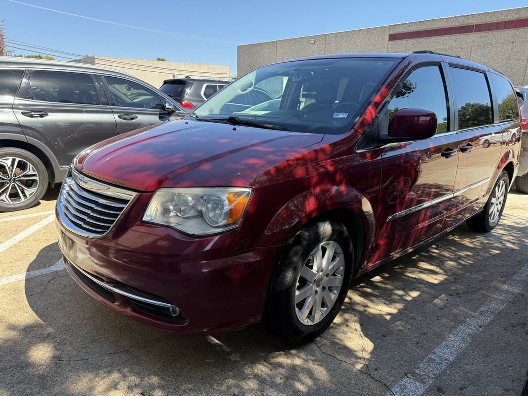 Used 2016 Chrysler Town & Country Touring FWD image 2