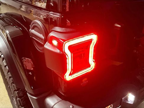 Used 2024 Jeep Wrangler Unlimited Rubicon 392 image 31