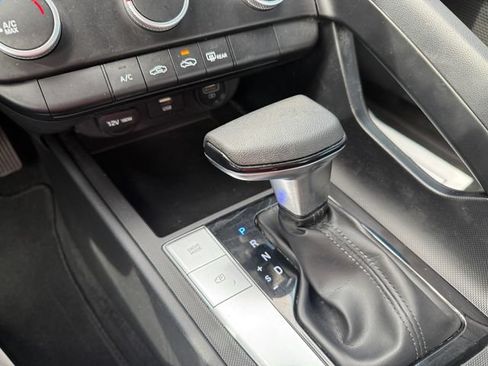Used 2022 Hyundai Elantra SE FWD image 25