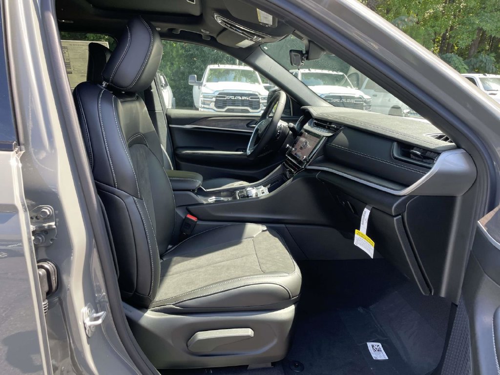 New 2027 Jeep Grand Cherokee Altitude AWD/4WD image 15