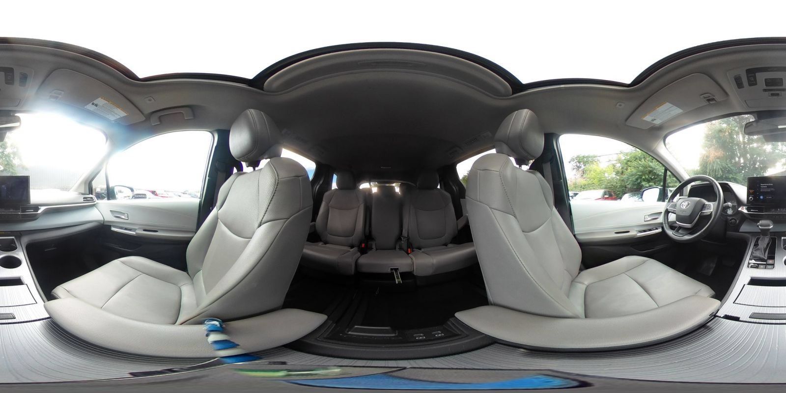 Used 2025 Toyota Sienna XLE FWD image 43