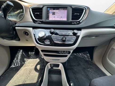 Used 2022 Chrysler Voyager LX FWD image 12