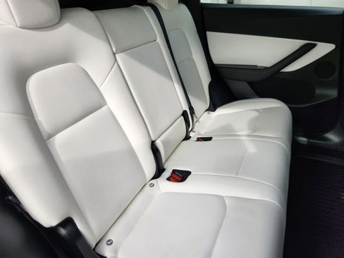 Used 2021 Tesla Model Y Long Range image 17