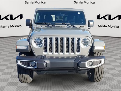 Used 2020 Jeep Gladiator Overland image 2