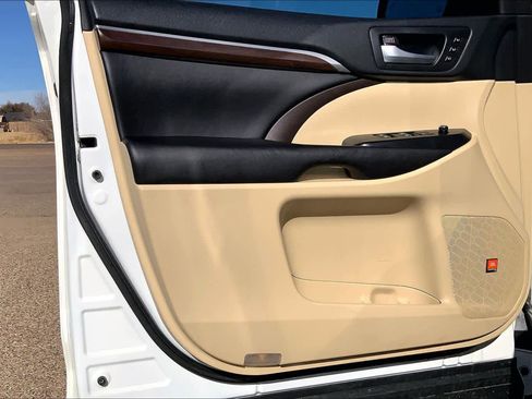 Used 2016 Toyota Highlander Limited image 21