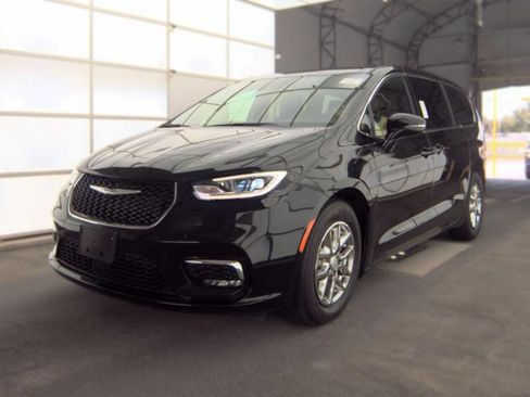 Used 2025 Chrysler Pacifica Select FWD image 2