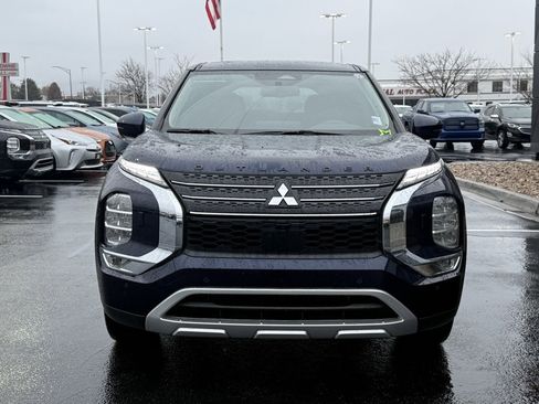 Used 2025 Mitsubishi Outlander SE image 2