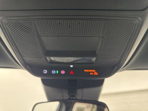 Used 2025 Chevrolet Traverse LT image 21