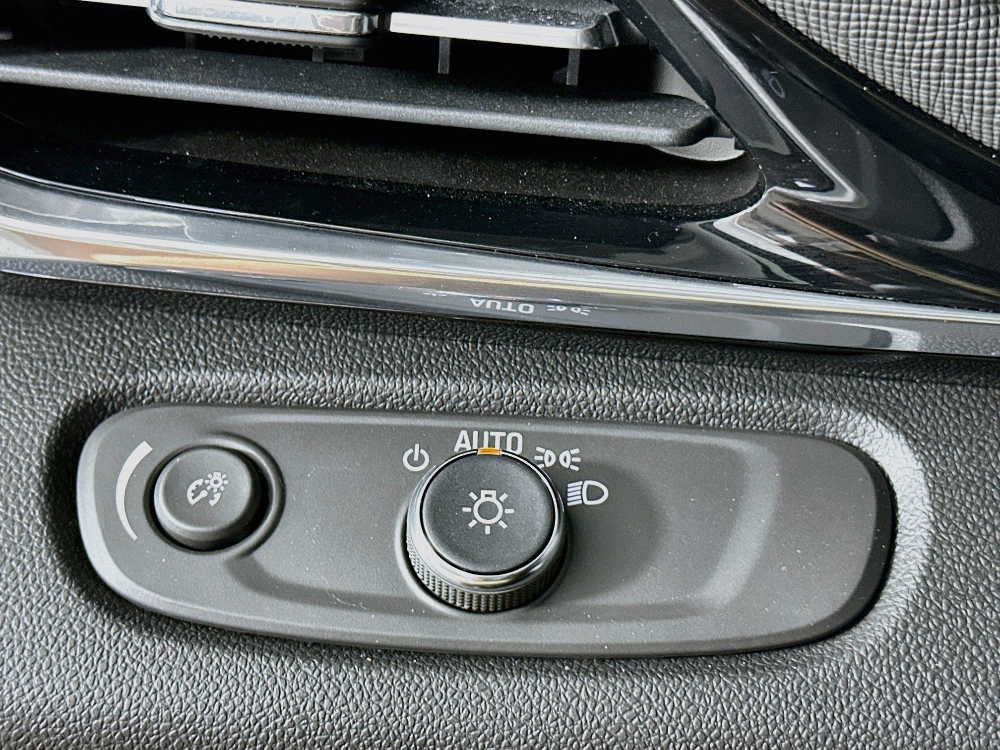 Used 2024 Buick Envista Sport Touring w/ Convenience II Package FWD image 17