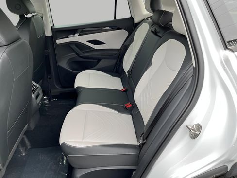 Used 2025 Volkswagen Tiguan SE image 25