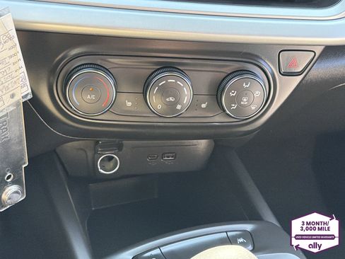 Used 2025 Chevrolet Trax LS w/ LS Convenience Package FWD image 22
