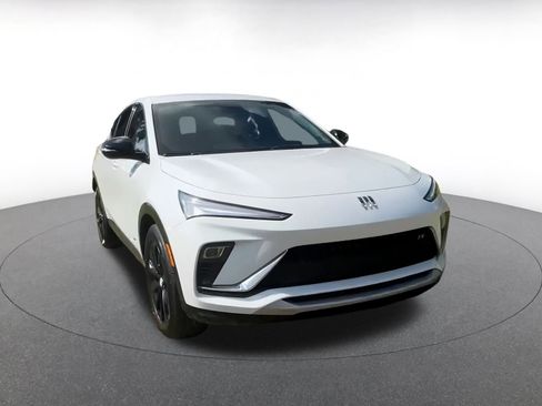 Used 2025 Buick Envista Sport Touring image 3