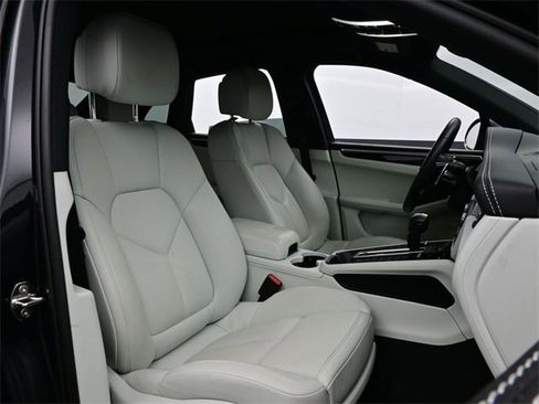 Certified 2023 Porsche Macan w/ Premium Package Plus image 12