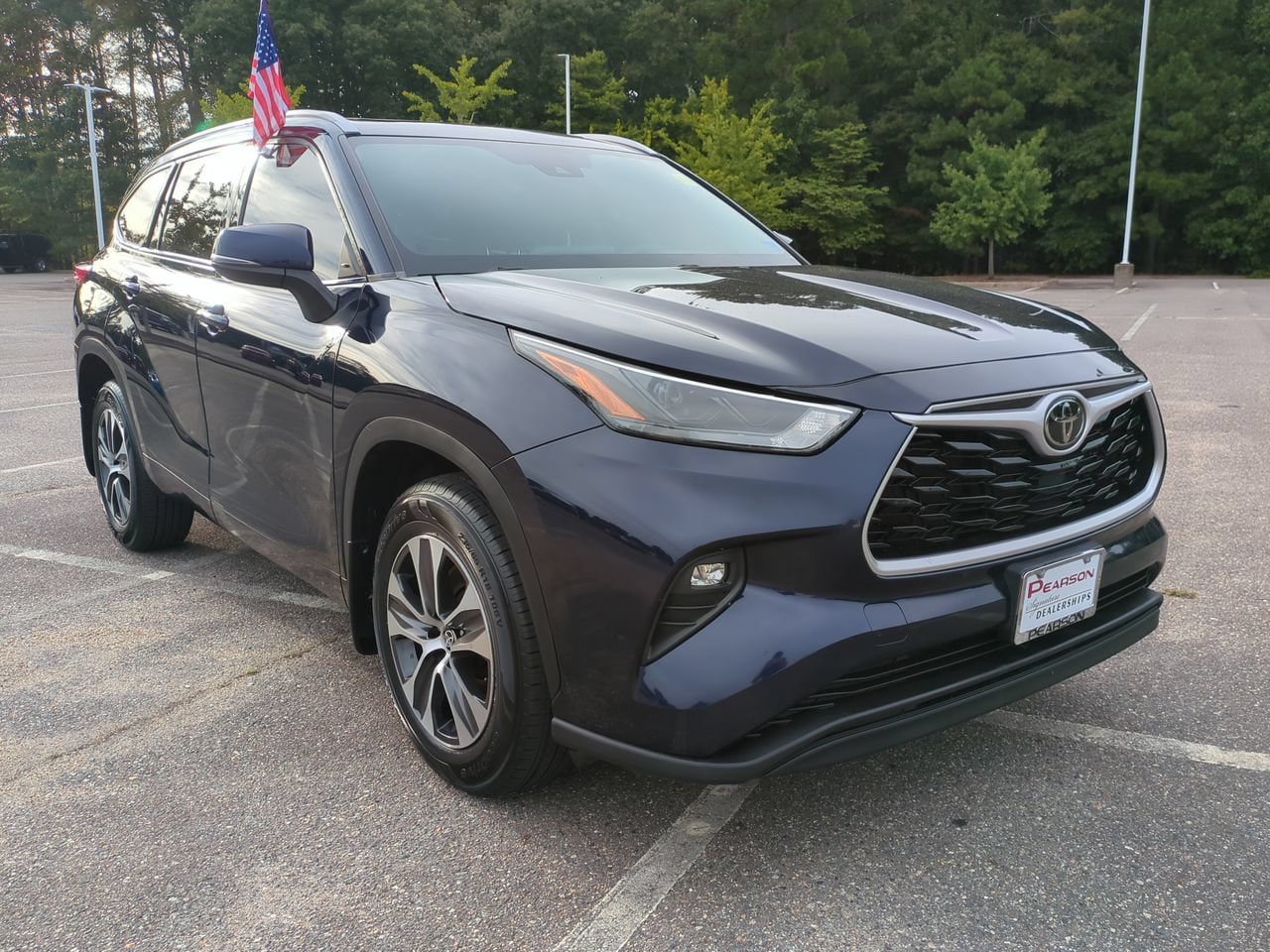 Used 2022 Toyota Highlander XLE AWD/4WD image 2