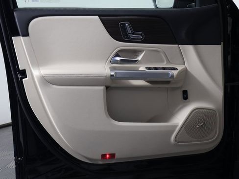 New 2026 Mercedes-Benz GLB 250 image 7