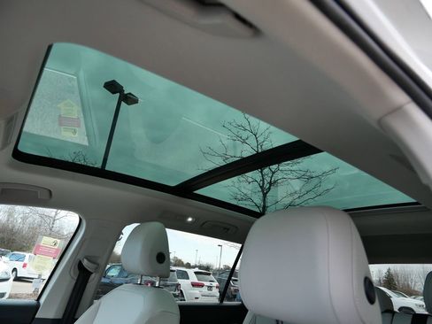 Used 2020 Volkswagen Tiguan SE w/ Panoramic Sunroof Package image 4