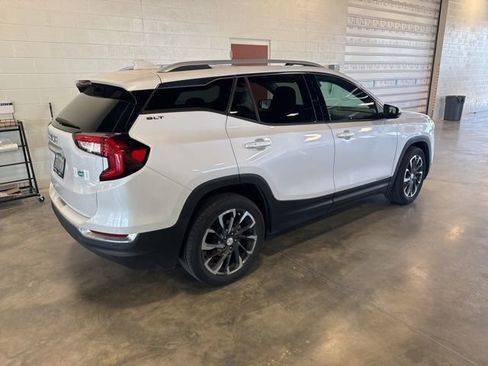 Used 2022 GMC Terrain SLT w/ Infotainment Package II FWD image 3