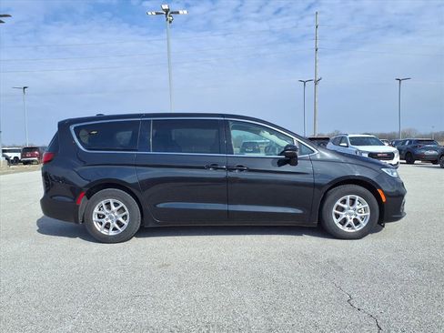 Used 2023 Chrysler Pacifica Touring-L image 2