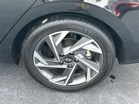 Used 2024 Hyundai Elantra Limited image 12