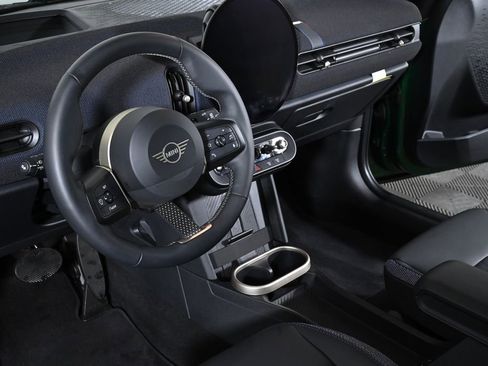 Used 2025 MINI Cooper 2-Door Hardtop image 10