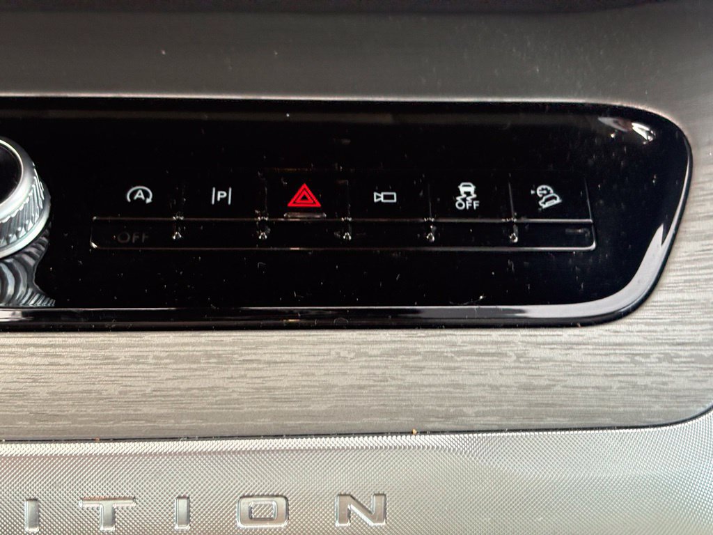 Used 2025 Ford Expedition Platinum w/ Driver's Package AWD/4WD image 31