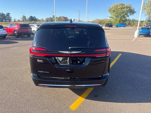 Used 2025 Chrysler Pacifica Select FWD image 7