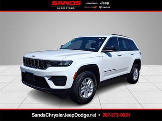 Used 2023 Jeep Grand Cherokee Laredo image 1