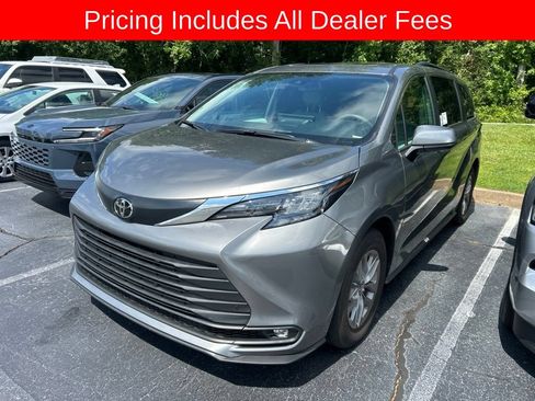 Used 2026 Toyota Sienna XLE FWD image 13