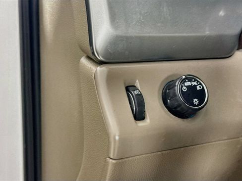 Used 2018 Chevrolet Suburban LT RWD image 12