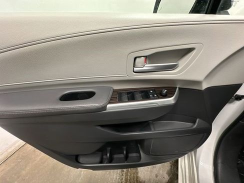 Used 2021 Toyota Sienna XLE w/ XLE Plus Package image 19