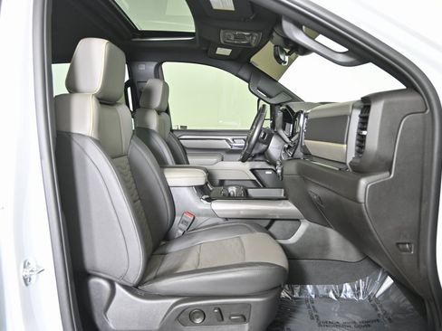 Used 2025 Chevrolet Silverado 2500 ZR2 w/ Technology Package image 14