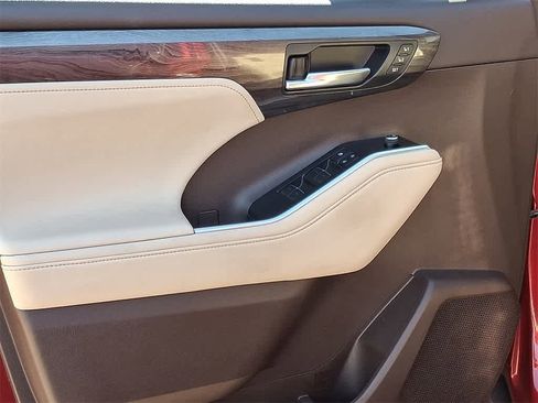 Used 2021 Toyota Highlander Limited image 13