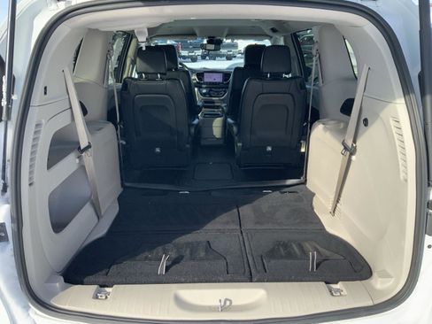 Used 2022 Chrysler Pacifica Touring-L image 11