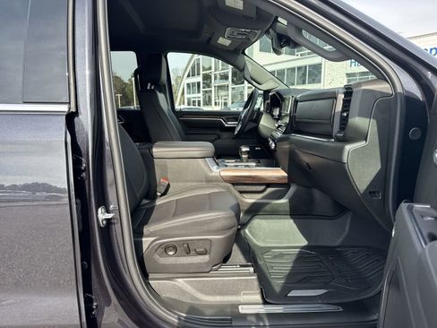 Used 2025 GMC Sierra 1500 SLT w/ SLT Premium Plus Package image 32