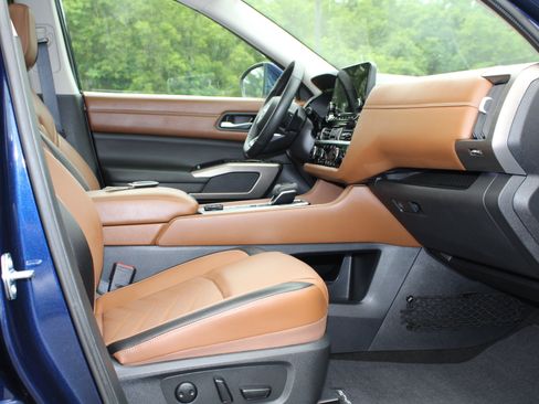 Used 2024 Nissan Pathfinder Platinum AWD/4WD image 13