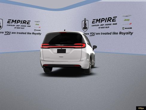 New 2026 Chrysler Pacifica Select image 17