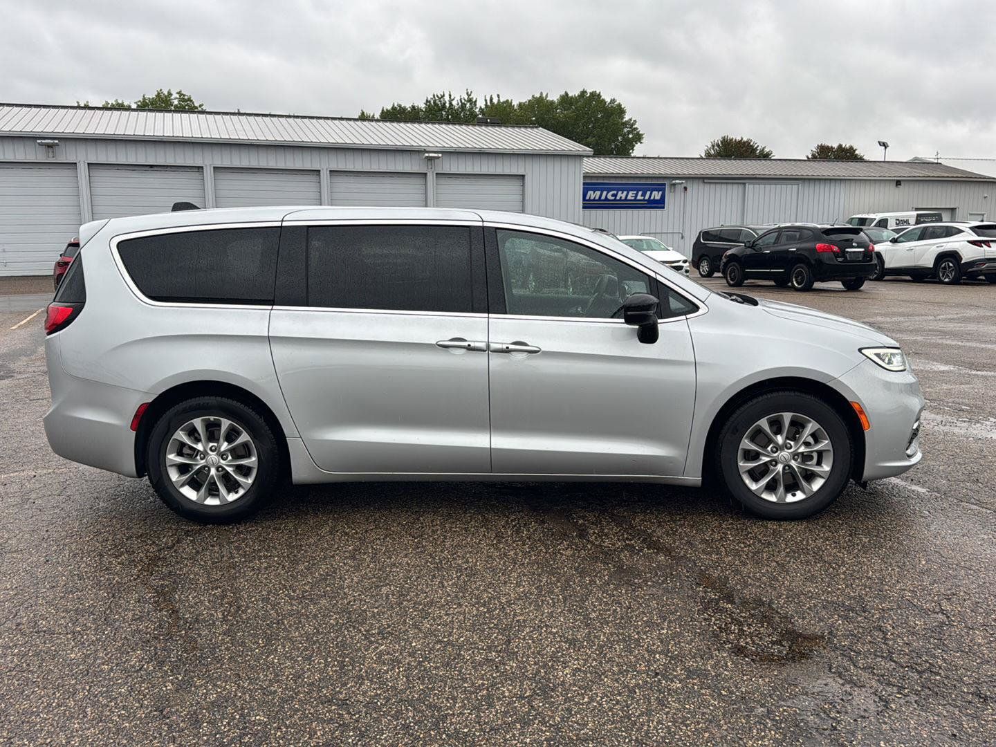 Certified 2026 Chrysler Pacifica Limited FWD image 2