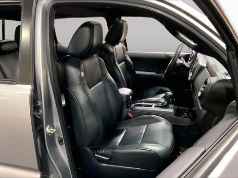Used 2021 Toyota Tacoma TRD Off-Road w/ TRD Premium Off Road Package AWD/4WD image 9