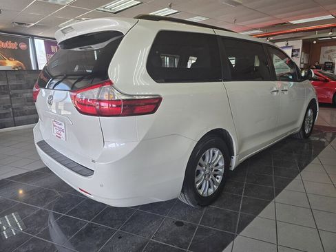 Used 2017 Toyota Sienna XLE image 4