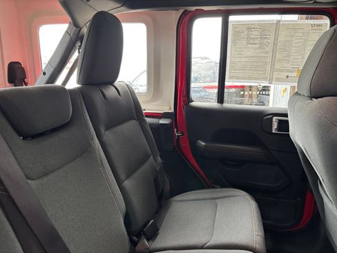 Used 2025 Jeep Wrangler Unlimited Sahara AWD/4WD image 37