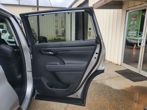 Used 2022 Toyota Highlander XLE FWD image 24