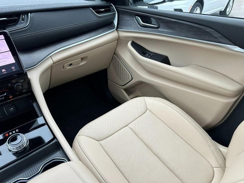 Used 2025 Jeep Grand Cherokee Limited w/ Luxury Tech Group II image 16