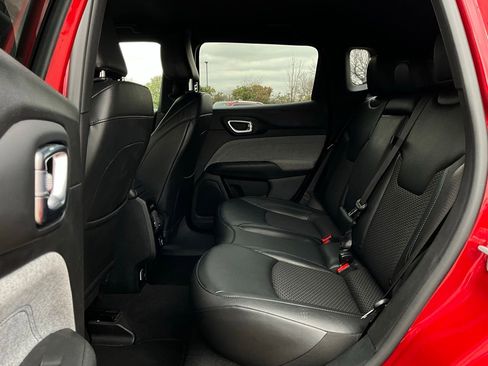 Used 2025 Jeep Compass Latitude image 11