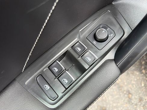 Used 2024 Volkswagen Tiguan SE image 19