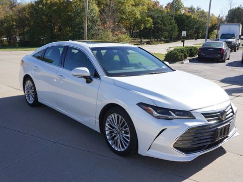 Used 2021 Toyota Avalon Limited image 2