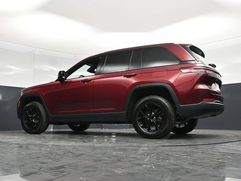Used 2025 Jeep Grand Cherokee Altitude AWD/4WD image 56