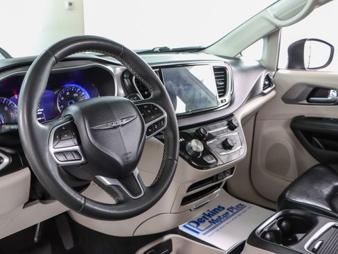 Used 2023 Chrysler Pacifica Touring-L FWD image 22