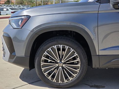 New 2026 Volkswagen Taos SE image 5