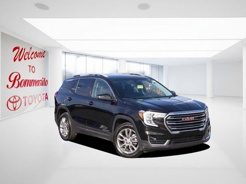 Used 2024 GMC Terrain SLT image 2