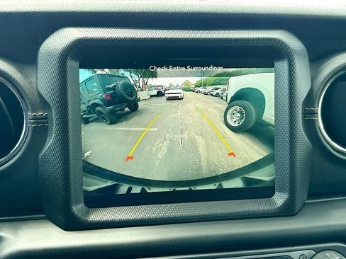 Used 2023 Jeep Wrangler Unlimited Sahara AWD/4WD image 15